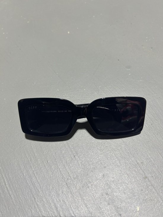 (NEW) Sephora x DIFF Indy Black Chunky Polarized Sunglasses with Hard Case main image 9